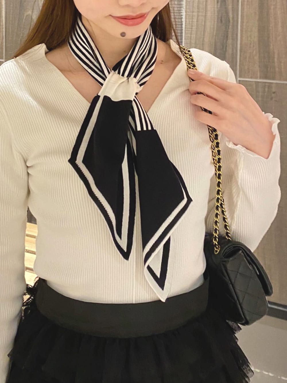 「オトナ女子、大人ガーリー、フリル、スカート、春コーデ、deicy、mecouture」｜「DEICYのチュールティアードスカート（スカート、ブラック系）」を使った、DEICYさん（レディース・160cm）の冬コーディネートの3枚目の写真