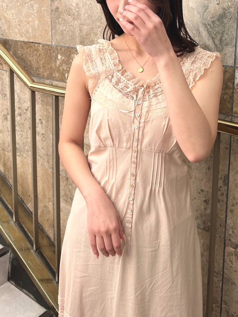 「お出かけコーデ、休日スタイル、大人コーデ、ワンピース、レース、春色、大人女子、骨格ウェーブ、春コーデ、deicy、mecouture」｜「ME COUTUREのレースｍｉｘヴィクトリアンドレス（ワンピース、ピンク系）」を使った、DEICYさん（レディース・160cm）の冬コーディネートの2枚目の写真
