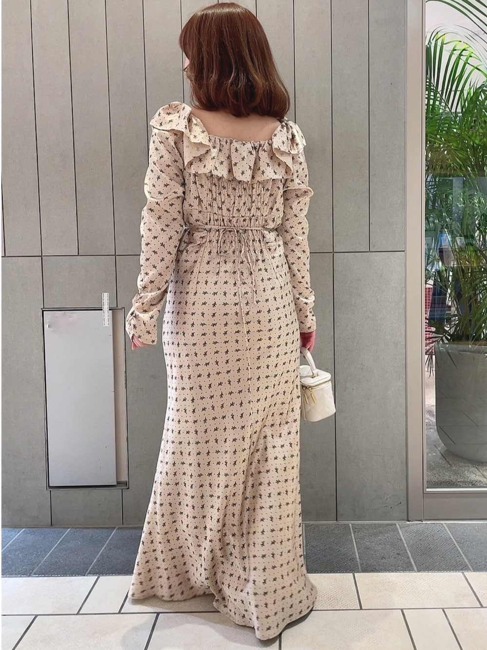「大人女子、大人ガーリー、お出かけコーデ、花柄、花柄ワンピース、ワンピース、春コーデ、deicy、mecouture」｜「DEICYのキルティングボックスバッグ（ショルダーバッグ、ホワイト系）」を使った、DEICYさん（レディース・160cm）の冬コーディネートの2枚目の写真