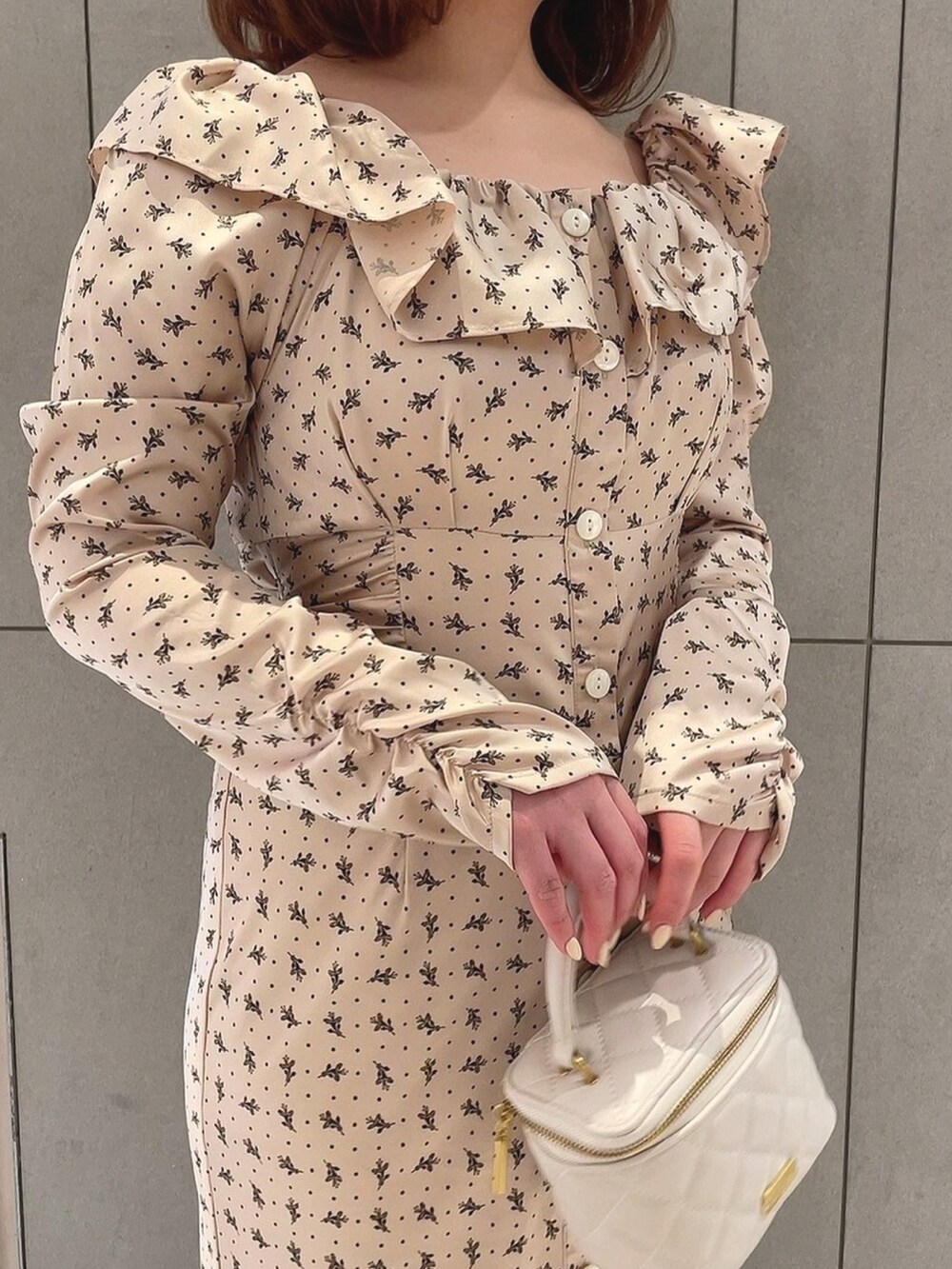 「大人女子、大人ガーリー、お出かけコーデ、花柄、花柄ワンピース、ワンピース、春コーデ、deicy、mecouture」｜「DEICYのキルティングボックスバッグ（ショルダーバッグ、ホワイト系）」を使った、DEICYさん（レディース・160cm）の冬コーディネートの4枚目の写真