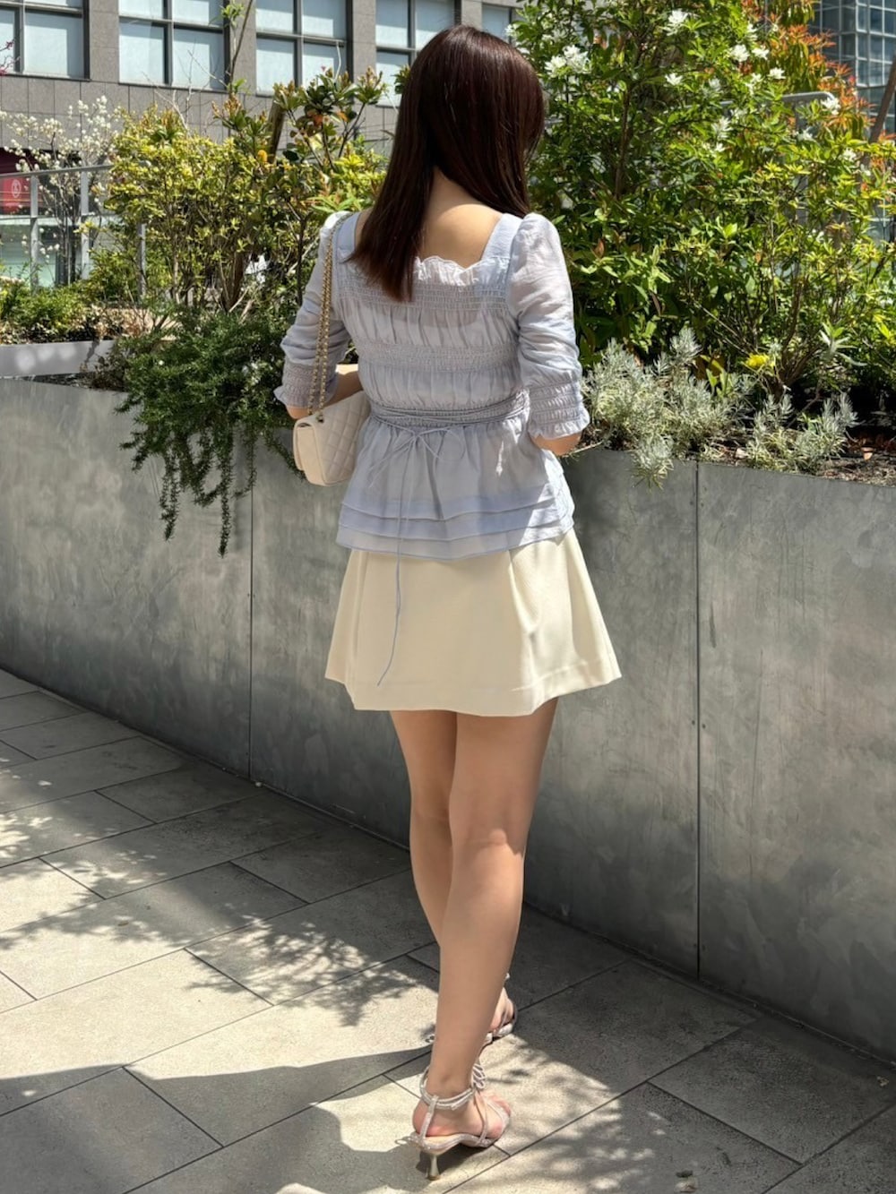 「ブラウス、高身長女子、ミニスカート、春コーデ、春、春カラー、deicy、mecouture」｜「DEICYのシアーシャーリングブラウス（シャツ/ブラウス、ブルー系）」を使った、DEICYさん（レディース・160cm）の春コーディネートの3枚目の写真