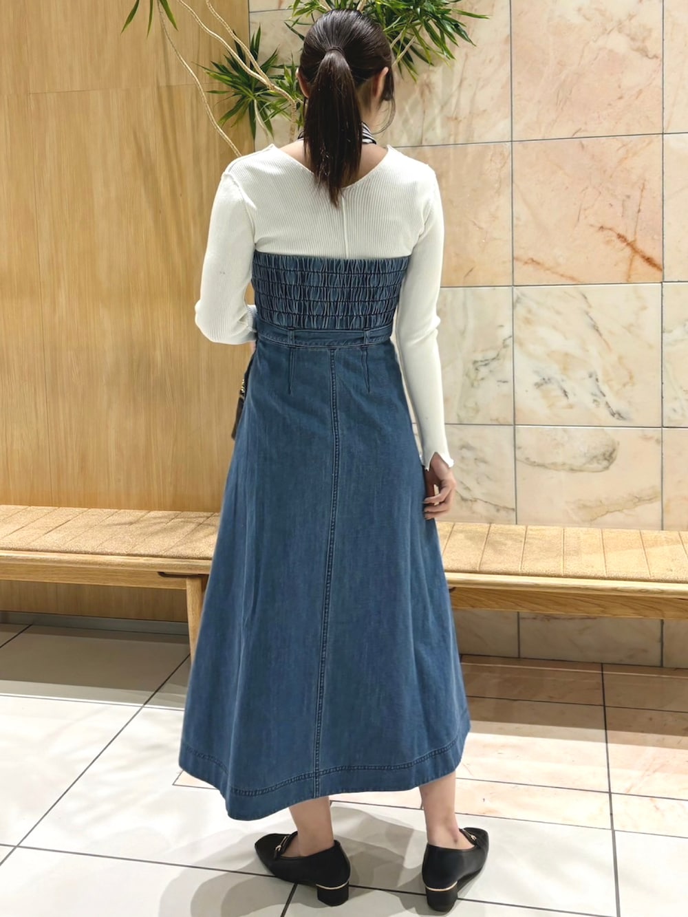 「デニムワンピース、デニム、ワンピース、きれいめカジュアル、大人カジュアル、春コーデ、deicy、mecouture」｜「DEICYのボーダースカーフＶネックリブニット（ニット/セーター、ホワイト系）」を使った、DEICYさん（レディース・160cm）の冬コーディネートの2枚目の写真