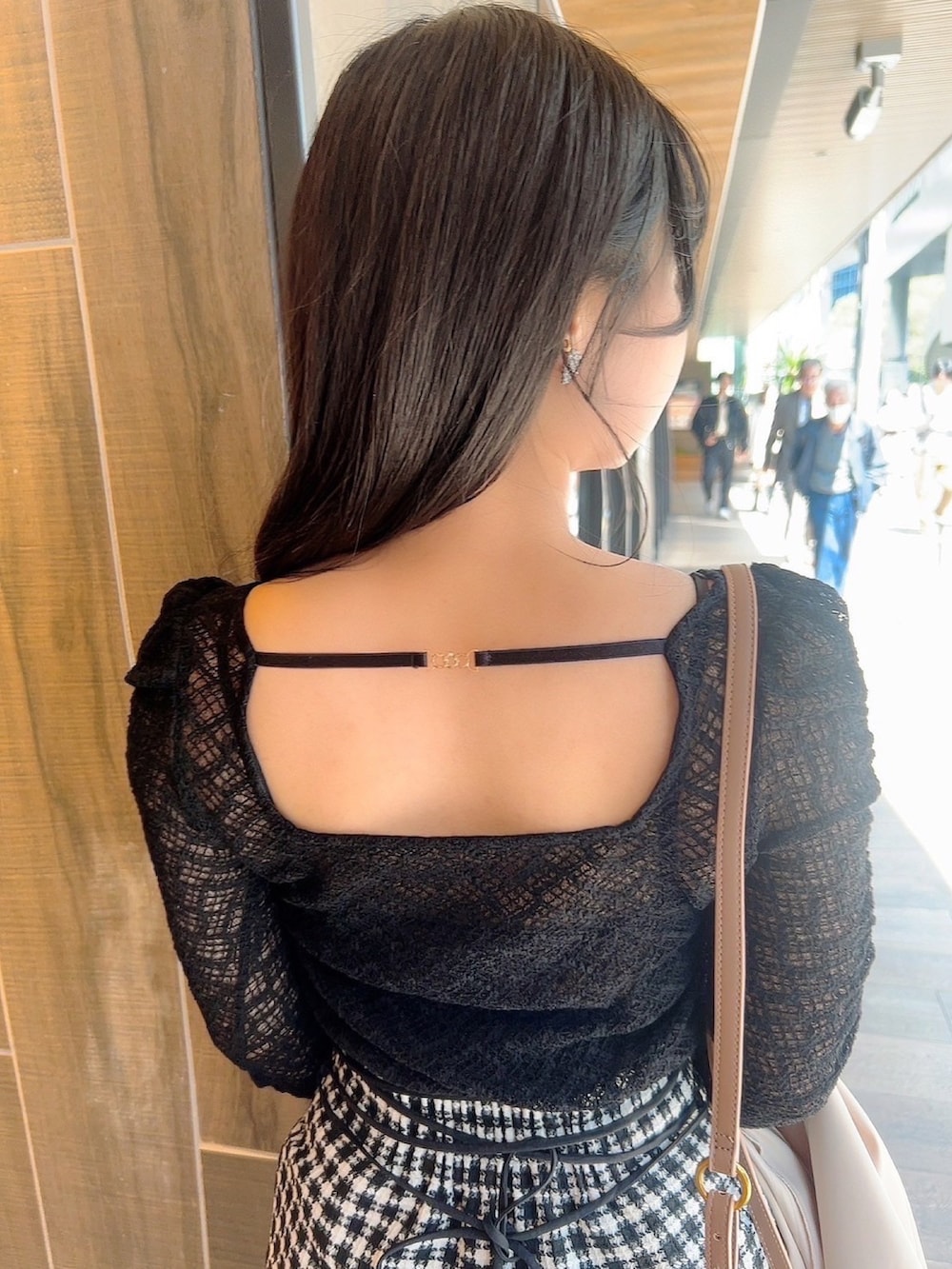 「オトナ女子、ジャケット、スカート、春コーデ、レース、骨格ウェーブ、deicy、mecouture」｜「DEICYのシャーリングレースカットソー（Tシャツ/カットソー、ブラック系）」を使った、DEICYさん（レディース・160cm）の春コーディネートの4枚目の写真