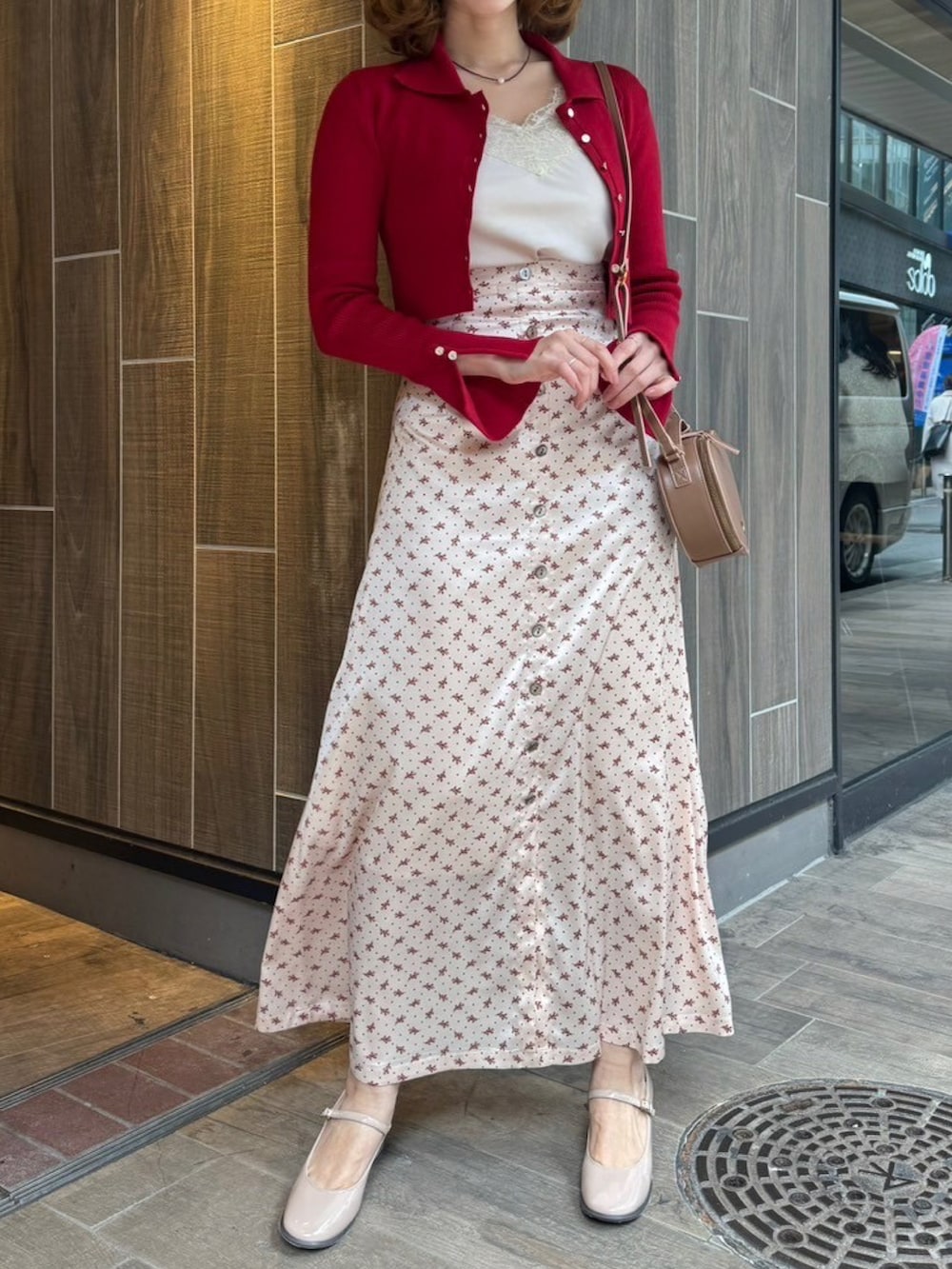 「オトナ女子、スカート、花柄、春コーデ、骨格ウェーブ、deicy、mecouture」｜「DEICYのリブニットショートカーディガン（カーディガン/ボレロ、レッド系）」を使った、DEICYさん（レディース・160cm）の春コーディネートの2枚目の写真