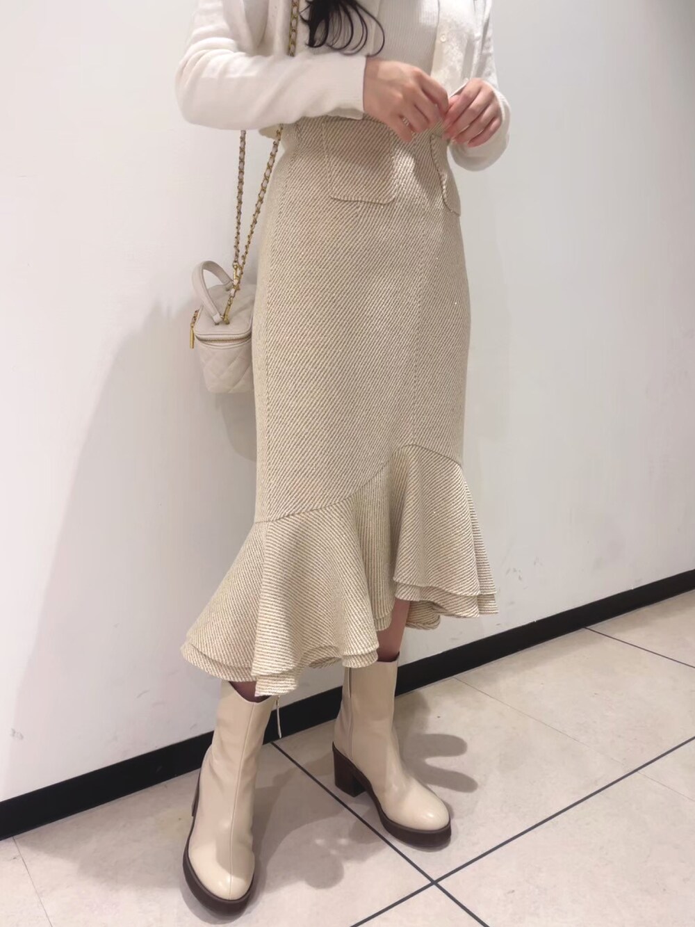 「大人かわいい、お出かけコーデ、ツイード、スカート、春コーデ、deicy、mecouture」｜「ME COUTUREのハートアイレットレイヤードニット（ニット/セーター、ホワイト系）」を使った、DEICYさん（レディース・160cm）の冬コーディネートの2枚目の写真