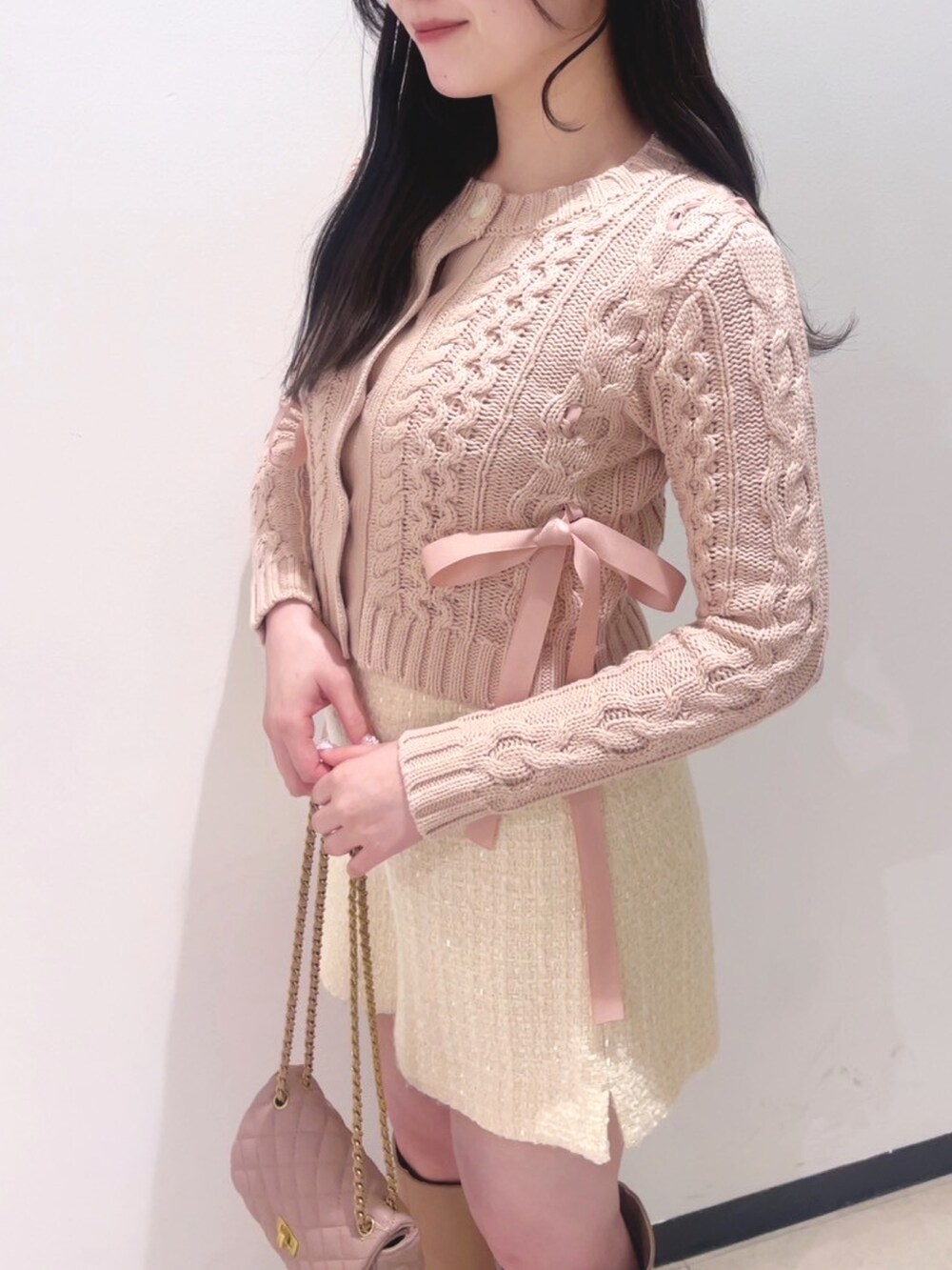 「オトナ女子、大人ガーリー、リボン、ピンク、春コーデ、deicy、mecouture」｜「DEICYのリボンケーブルカーディガン（カーディガン/ボレロ、ピンク系）」を使った、DEICYさん（レディース・160cm）の冬コーディネートの3枚目の写真