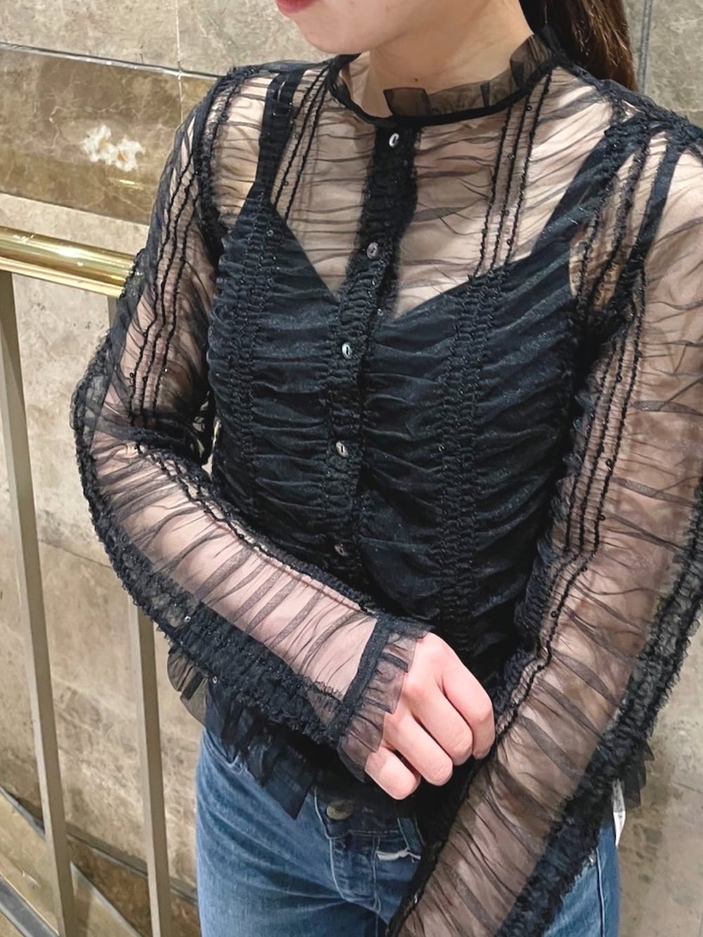 「オトナカジュアル、お出かけコーデ、デニム、スパンコール、ブラウス、モノトーン、春コーデ、deicy、mecouture」｜「ME COUTUREのスパンコールチュールブラウス（シャツ/ブラウス、ブラック系）」を使った、DEICYさん（レディース・160cm）の冬コーディネートの2枚目の写真