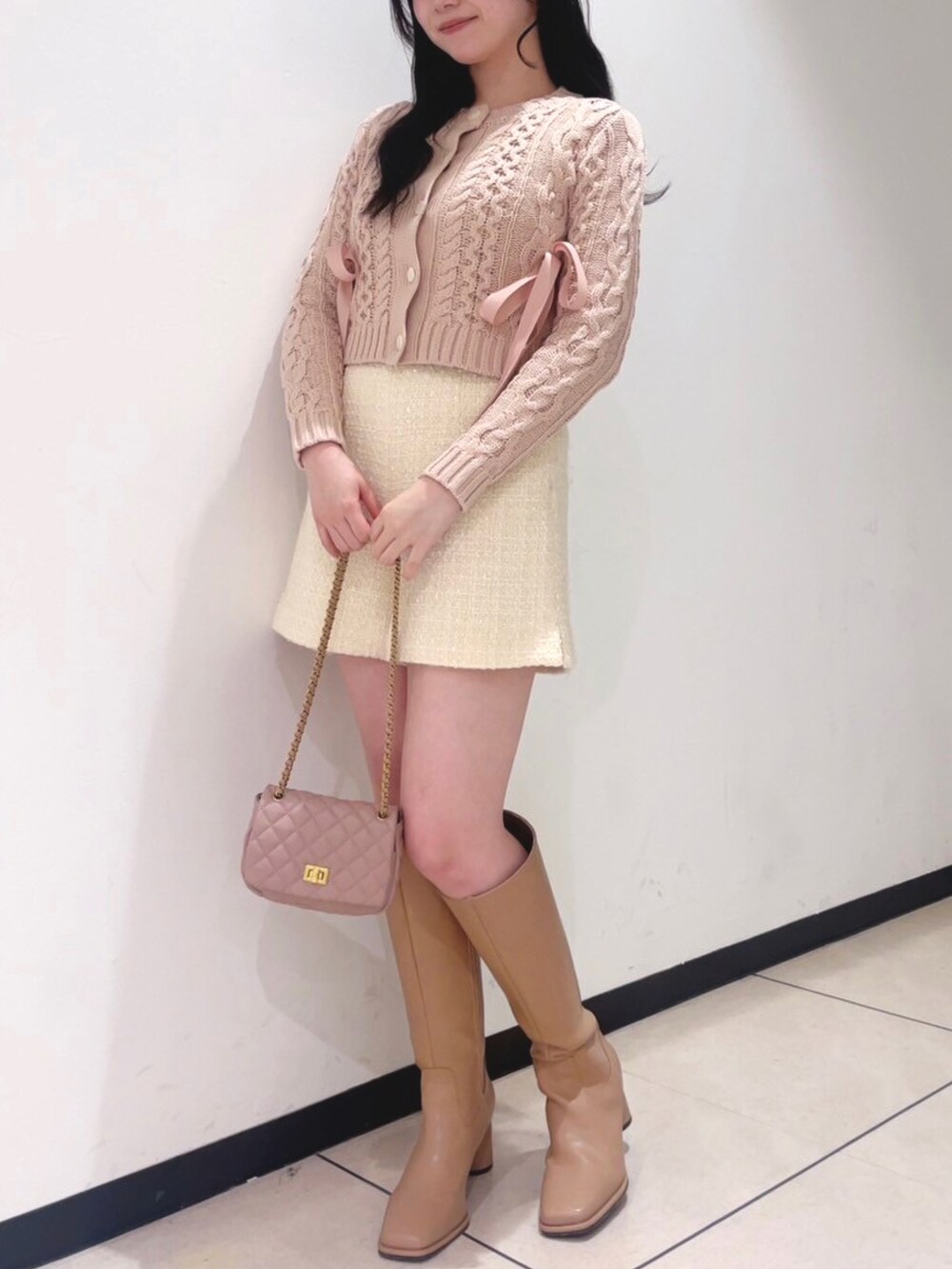 「オトナ女子、大人ガーリー、リボン、ピンク、春コーデ、deicy、mecouture」｜「DEICYのリボンケーブルカーディガン（カーディガン/ボレロ、ピンク系）」を使った、DEICYさん（レディース・160cm）の冬コーディネートの2枚目の写真