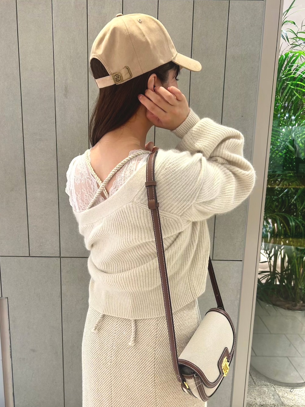 「休日スタイル、きれいめカジュアル、ワンピース、ツイード、春コーデ、deicy、mecouture」｜「DEICYのラクーンニットカーディガン（ニット/セーター、ホワイト系）」を使った、DEICYさん（レディース・160cm）の冬コーディネートの5枚目の写真