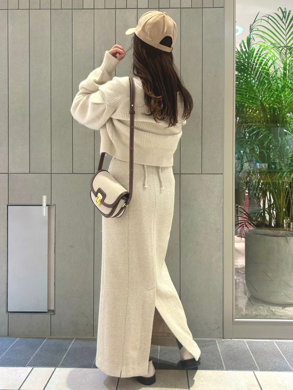 「休日スタイル、きれいめカジュアル、ワンピース、ツイード、春コーデ、deicy、mecouture」｜「DEICYのラクーンニットカーディガン（ニット/セーター、ホワイト系）」を使った、DEICYさん（レディース・160cm）の冬コーディネートの2枚目の写真