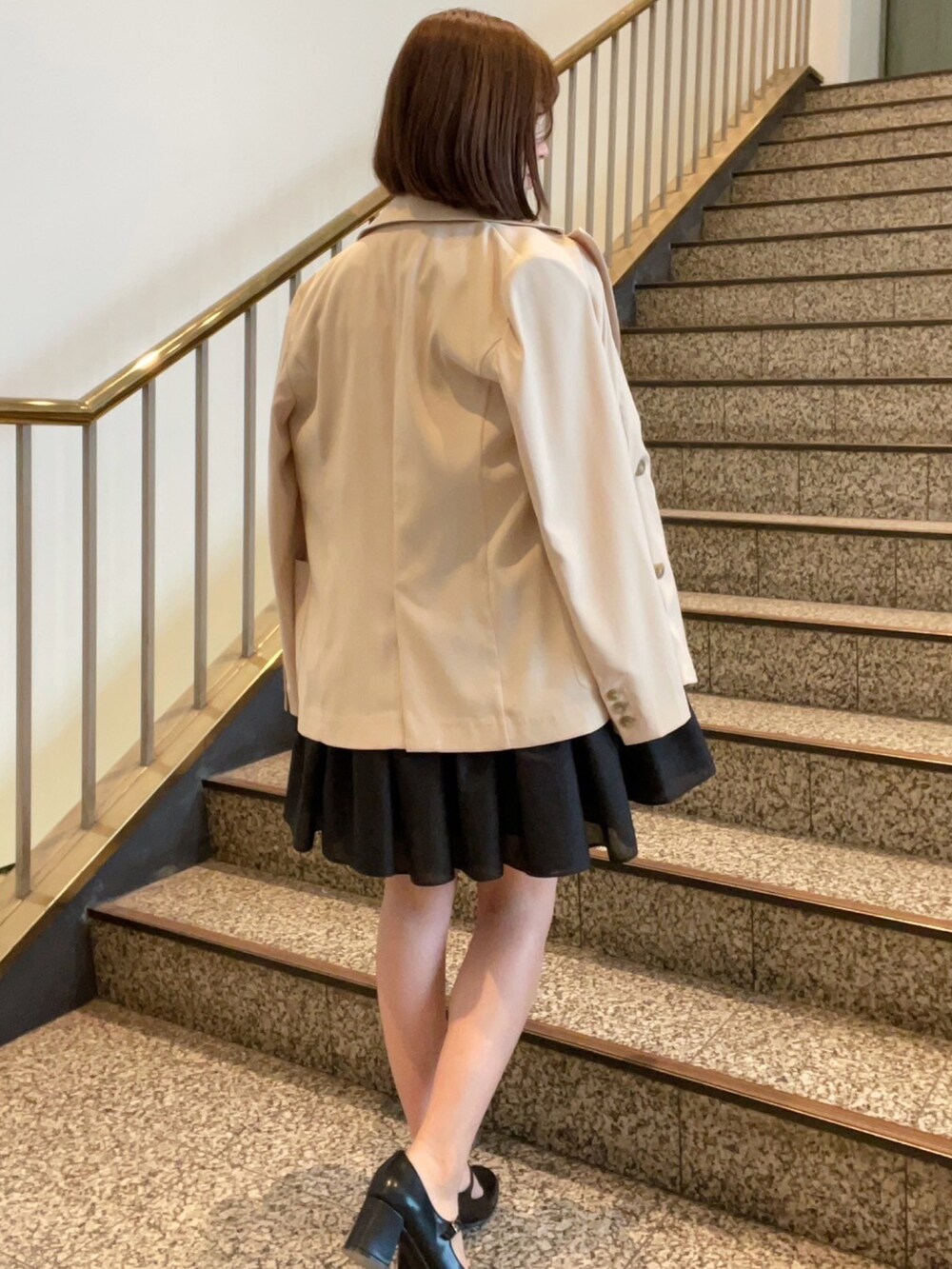 「春コーデ、ワンピース、ジャケット、オトナカジュアル、オトナ女子、deicy、mecouture」｜「DEICYのティアードミニワンピース（ワンピース、ブラック系）」を使った、DEICYさん（レディース・160cm）の春コーディネートの4枚目の写真
