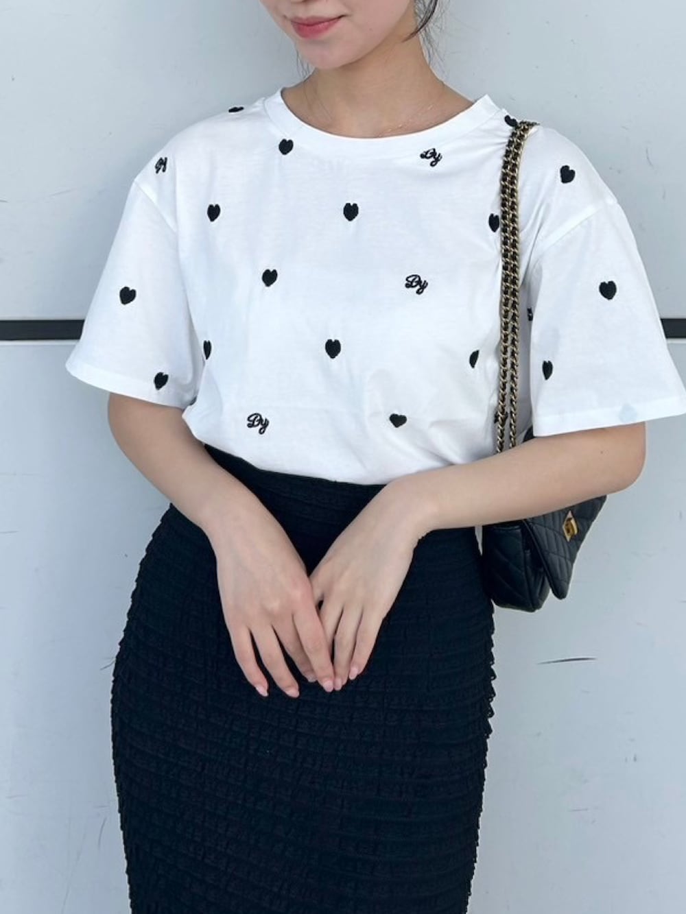 「大人カジュアル、大人女子、オトナ女子、お出かけコーデ、Tシャツ、フリル、ショルダーバッグ、骨格ウェーブ、春コーデ、春、deicy、mecouture」｜「DEICYのＤＥＩＣＹハートＴシャツ（Tシャツ/カットソー、ホワイト系）」を使った、DEICYさん（レディース・160cm）の春コーディネートの3枚目の写真