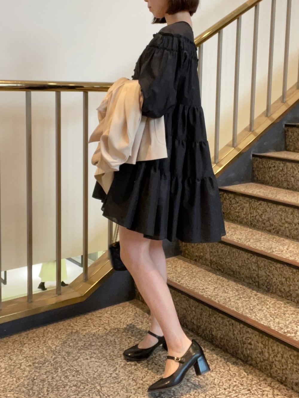 「春コーデ、ワンピース、ジャケット、オトナカジュアル、オトナ女子、deicy、mecouture」｜「DEICYのティアードミニワンピース（ワンピース、ブラック系）」を使った、DEICYさん（レディース・160cm）の春コーディネートの2枚目の写真