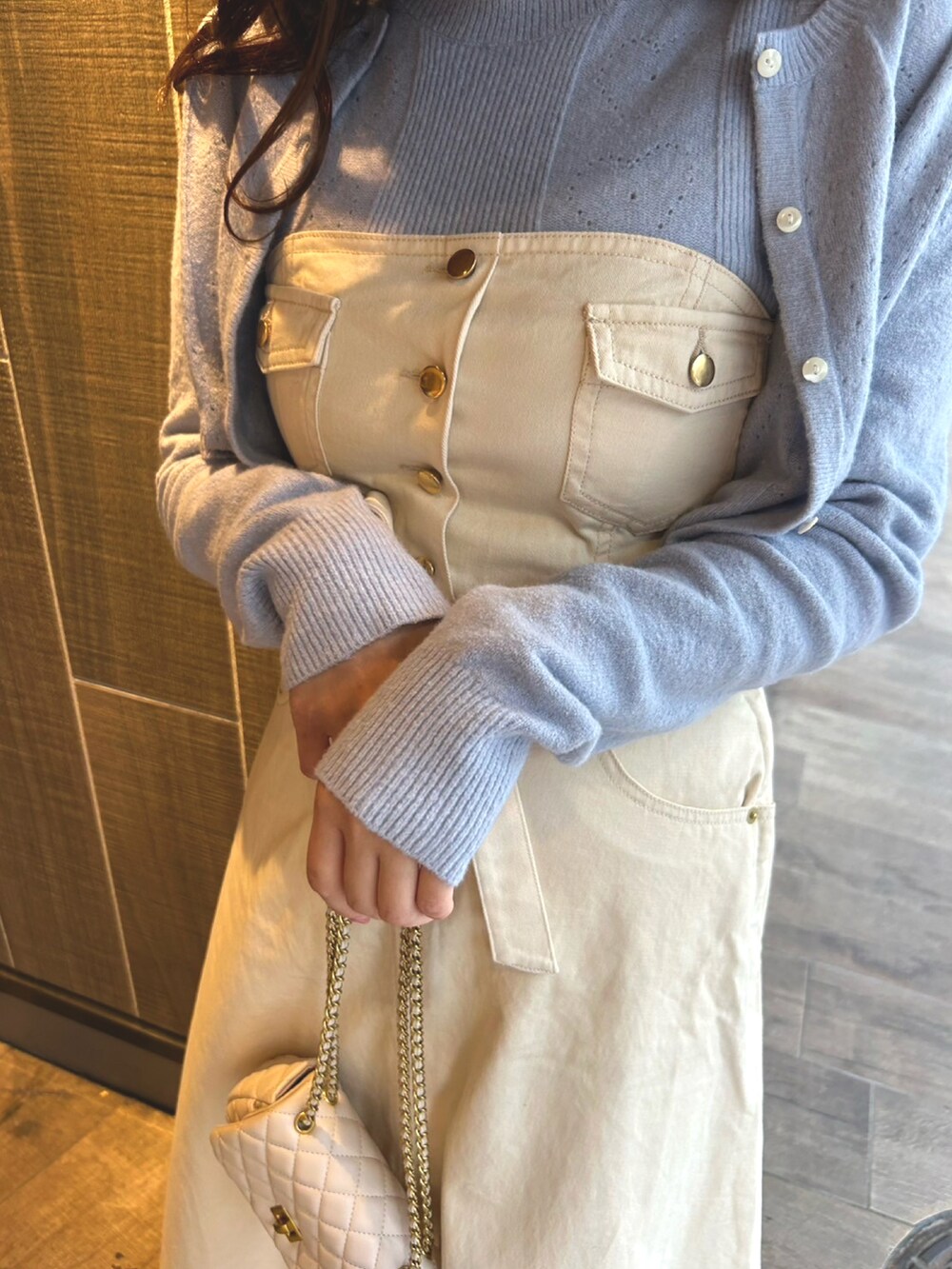 ブルー系のニット/セーター、ホワイト系のショルダーバッグ、ホワイト系のワンピースを着用したレディースの冬コーディネートの3枚目の写真