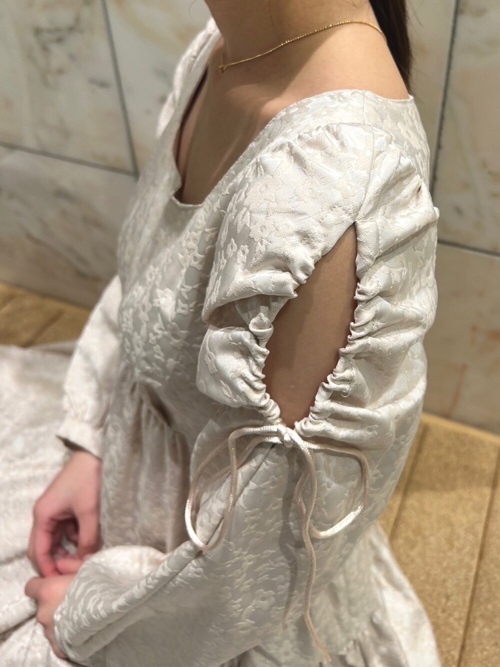 「休日スタイル、お出かけコーデ、大人ガーリー、ワンピース、春コーデ、deicy、mecouture」｜「DEICYのフラワーＪＱギャザーワンピース（ワンピース、ホワイト系）」を使った、DEICYさん（レディース・160cm）の冬コーディネートの4枚目の写真
