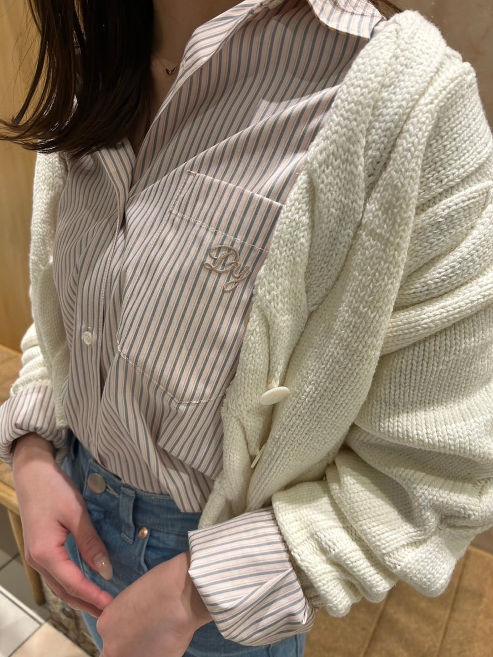 「春コーデ、デニム、スニーカー、オトナカジュアル、シャツスタイル、骨格ウェーブ、deicy、mecouture」｜「DEICYのＤｅｉｃｙルーズフィットシャツ（シャツ/ブラウス、ピンク系）」を使った、DEICYさん（レディース・160cm）の春コーディネートの3枚目の写真