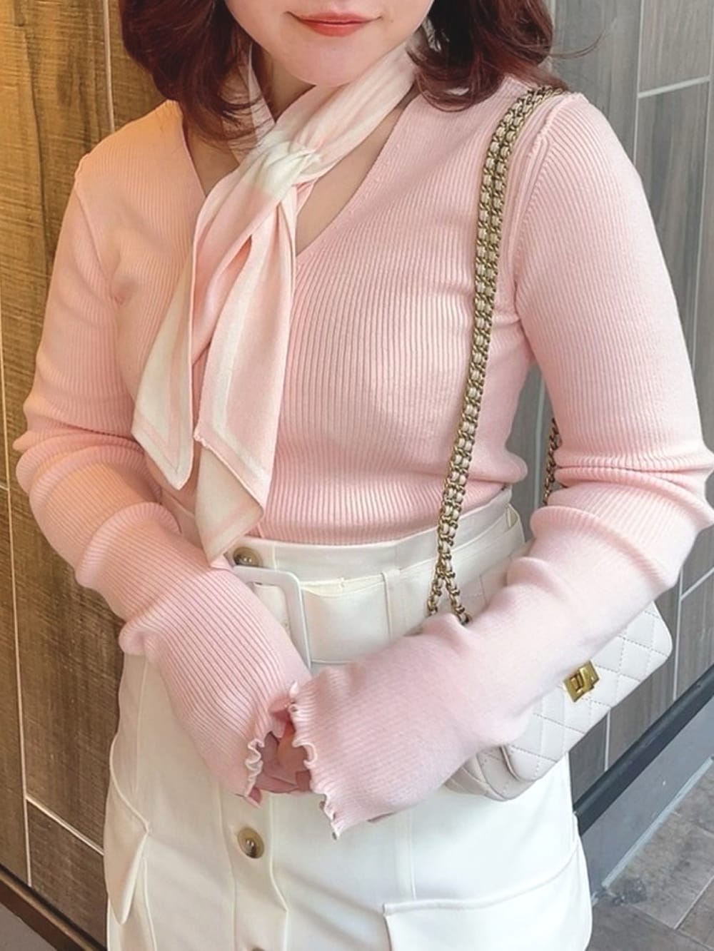 「オトナ女子、大人ガーリー、スカート、春コーデ、deicy、mecouture」｜「DEICYのカーゴポケットマーメイドスカート（スカート、ホワイト系）」を使った、DEICYさん（レディース・160cm）の冬コーディネートの3枚目の写真