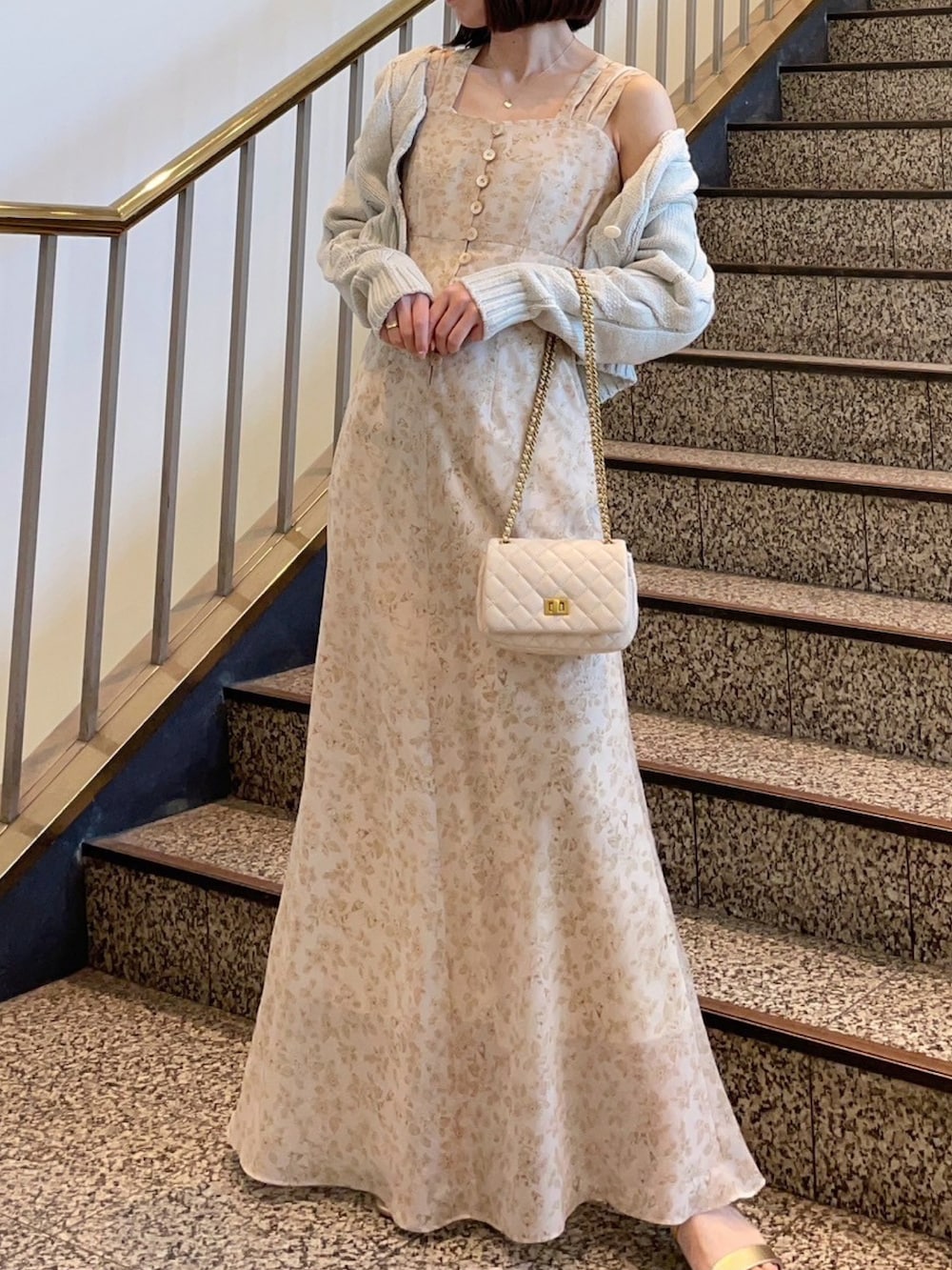 「春コーデ、ワンピース、花柄、オトナ女子、deicy、mecouture」｜「DEICYのケーブルデザインショートカーディガン（カーディガン/ボレロ、グレー系）」を使った、DEICYさん（レディース・160cm）の春コーディネートの2枚目の写真