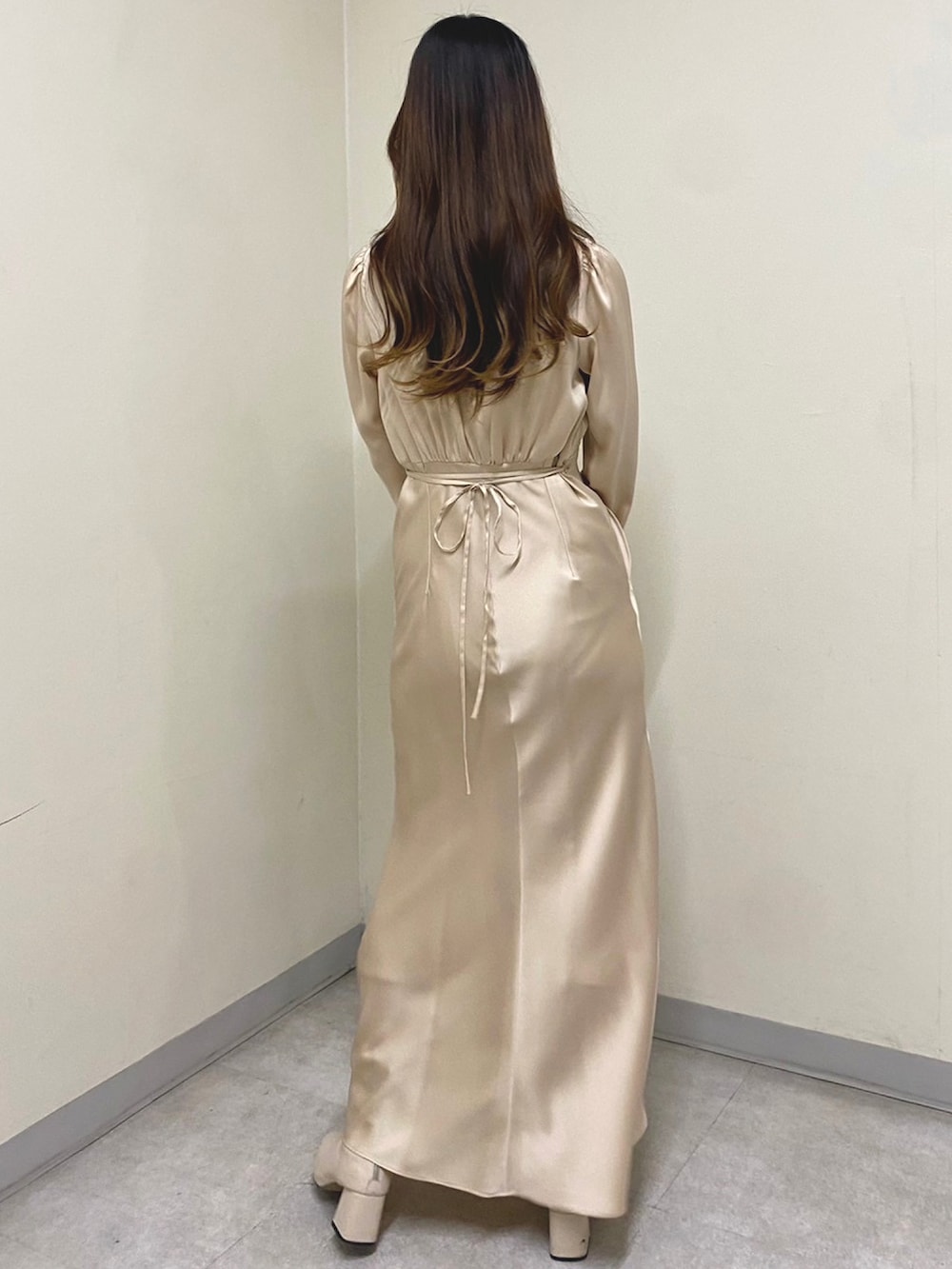 「オトナ女子、大人ガーリー、ワンピース、春コーデ、deicy、mecouture」｜「ME COUTUREのブライトサテンカットアウトドレス（ワンピース、ベージュ系）」を使った、DEICYさん（レディース・160cm）の冬コーディネートの2枚目の写真