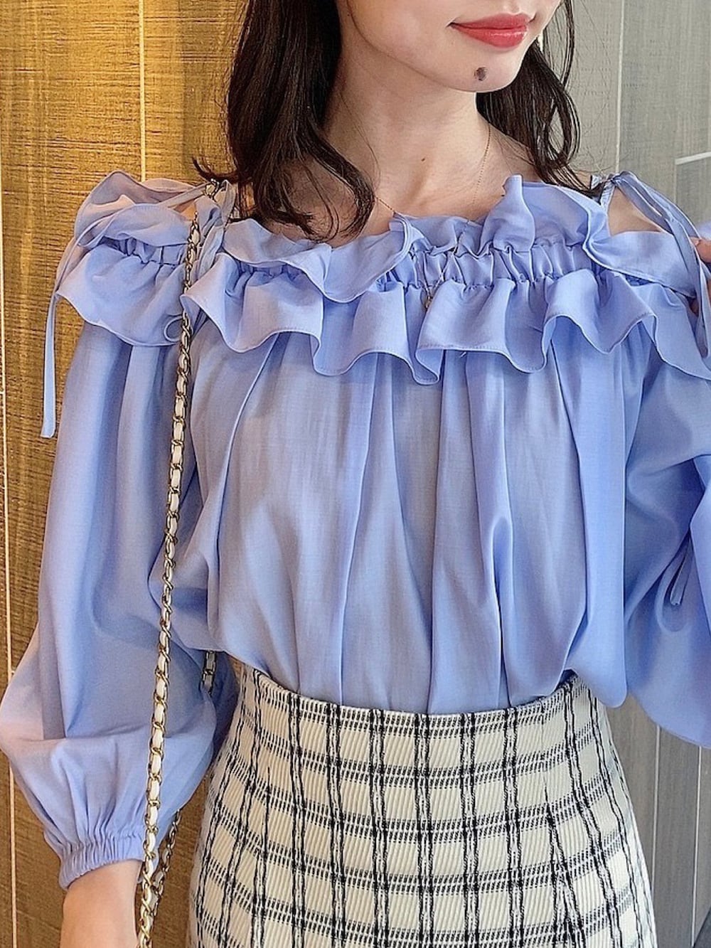「お出かけコーデ、大人かわいい、フリル、ブラウス、マーメイドスカート、スカート、骨格ウェーブ、春コーデ、deicy、mecouture」｜「DEICYのフリルギャザーオフショルブラウス（シャツ/ブラウス、ブルー系）」を使った、DEICYさん（レディース・160cm）の春コーディネートの3枚目の写真