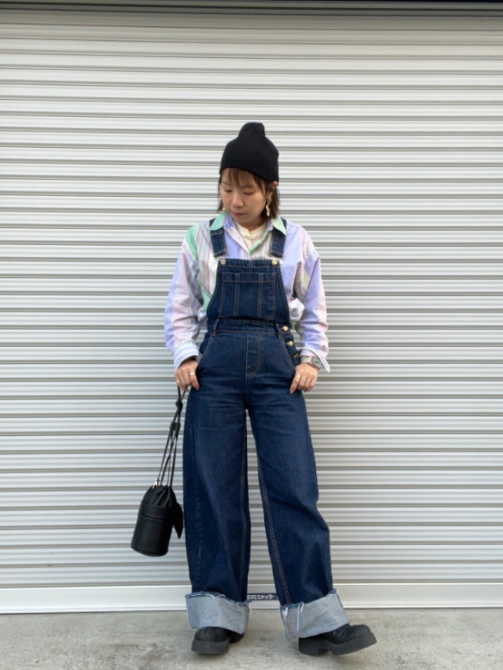 「パンツスタイル、大人かわいい、カジュアルコーデ、30代コーデ、30代ファッション、サロペット、いいね、save、フォローお願いします🤑、シャツ好き集まれ、きまわしコーデ」｜「ZARAのアイテム（サロペット/オーバーオール、ブルー系）」を使った、T.N.0322さん（レディース・154cm）の冬コーディネートの2枚目の写真