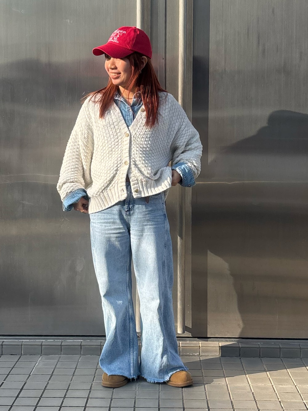 ブルー系のデニムパンツ、ホワイト系のニット/セーターを着用したレディースの冬コーディネートの2枚目の写真