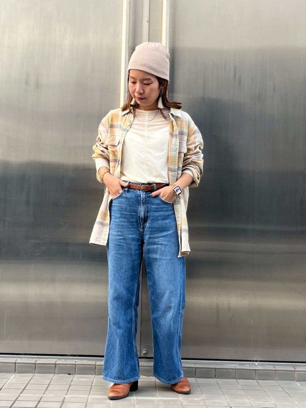 ブルー系のデニムパンツ、ベージュ系のシャツ/ブラウス、ホワイト系のTシャツ/カットソーを着用したレディースの秋コーディネートの2枚目の写真