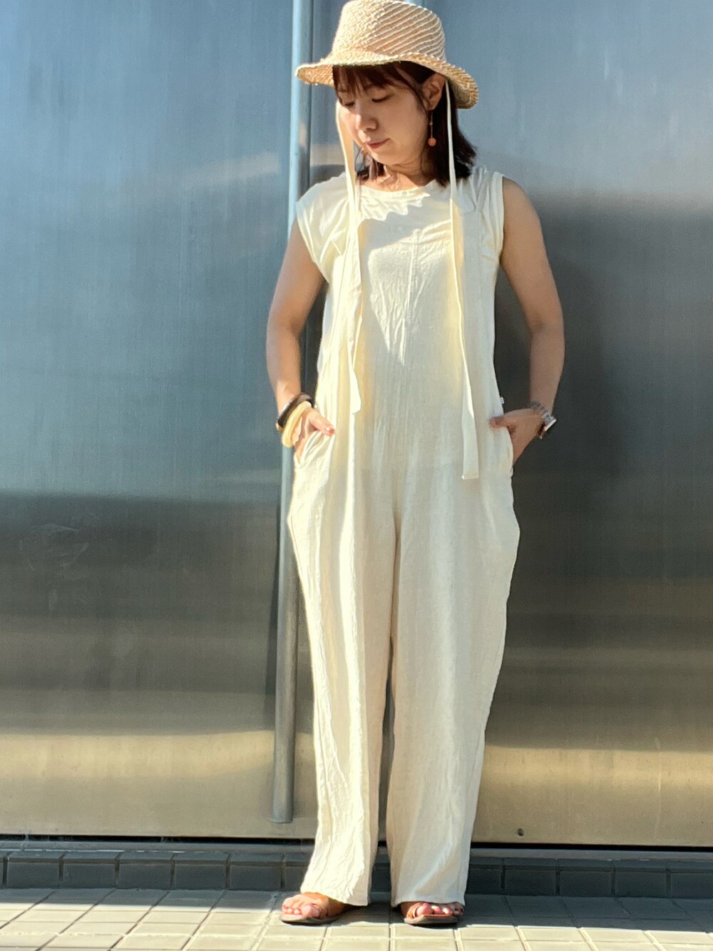 ベージュ系のサロペット/オーバーオールを着用したレディースの夏コーディネートの2枚目の写真