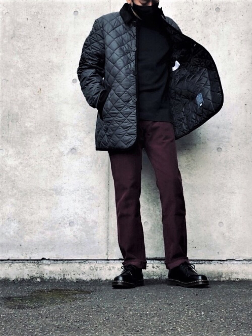 ブラック系のその他アウター、ブラック系のTシャツ/カットソー、その他のその他パンツを着用したメンズの冬コーディネートの2枚目の写真