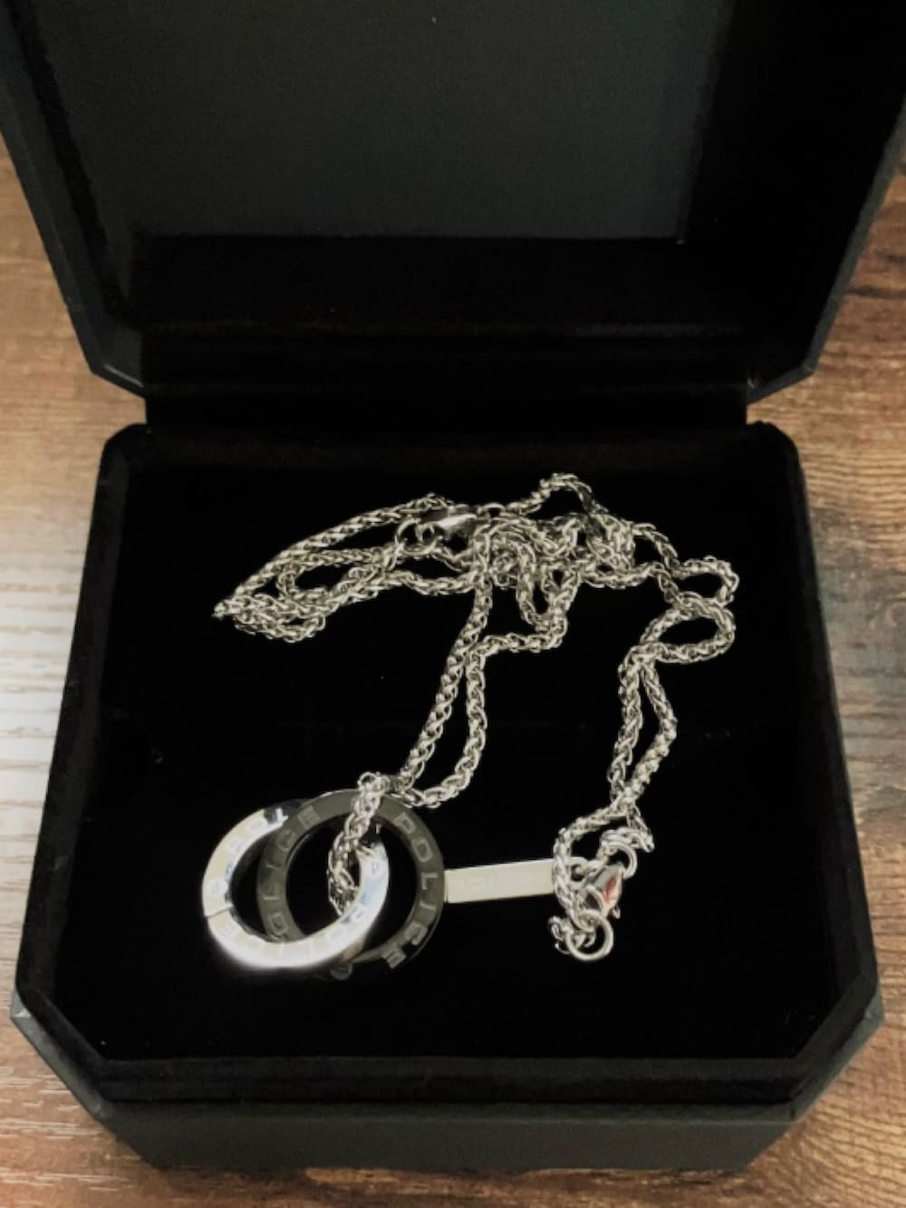 ブラック系のシャツ/ブラウス、ホワイト系のTシャツ/カットソー、ブルー系のデニムパンツを着用したメンズの夏コーディネートの3枚目の写真