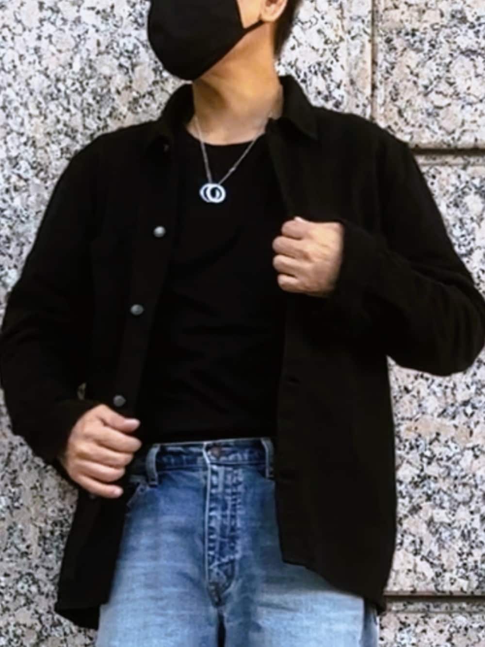 ブルー系のデニムパンツ、ブラック系のTシャツ/カットソー、ブラック系のシャツ/ブラウスを着用したメンズの秋コーディネートの3枚目の写真