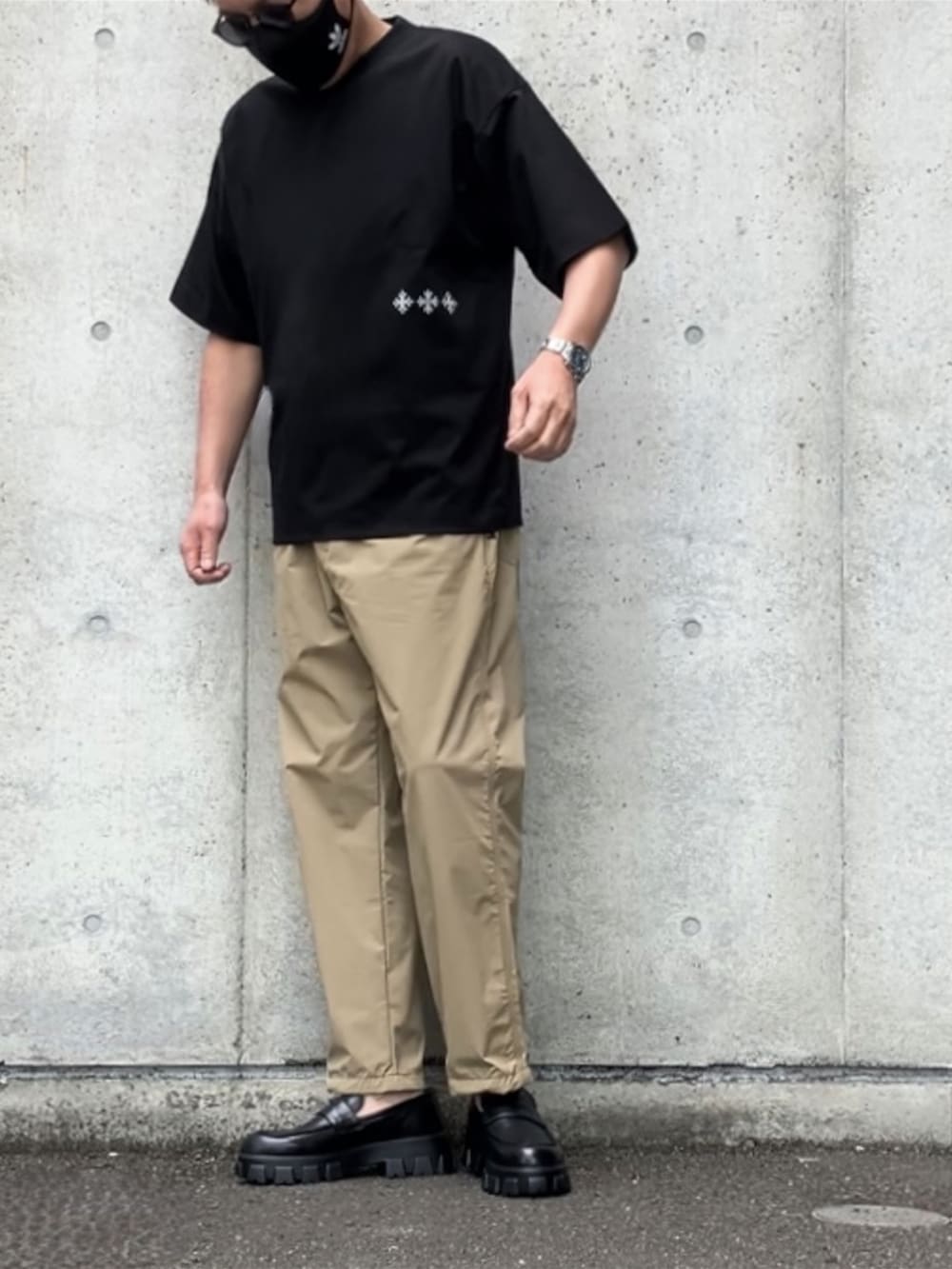 「夏コーデ、休日スタイル、オトナカジュアル、ローファー、Tシャツ、シンプルスタイル、アダルトおカワたん部」｜「TATRASのTATRAS(タトラス) DALAMIA ダラミア（Tシャツ/カットソー、ブラック系）」を使った、イーサン・ハントさん（メンズ・181cm）の夏コーディネートの2枚目の写真