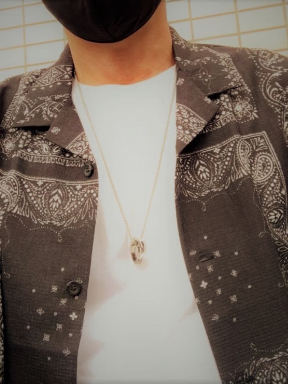 ブラック系のシャツ/ブラウス、ホワイト系のTシャツ/カットソー、ブルー系のデニムパンツを着用したメンズの夏コーディネートの2枚目の写真