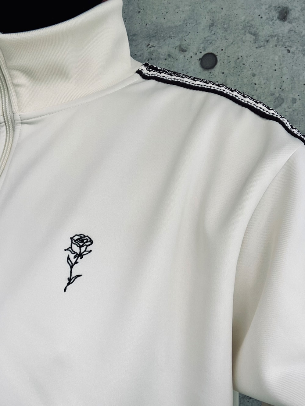 ベージュ系のジャージ、ブルー系のデニムパンツ、その他のサンダルを着用したメンズの春コーディネートの3枚目の写真