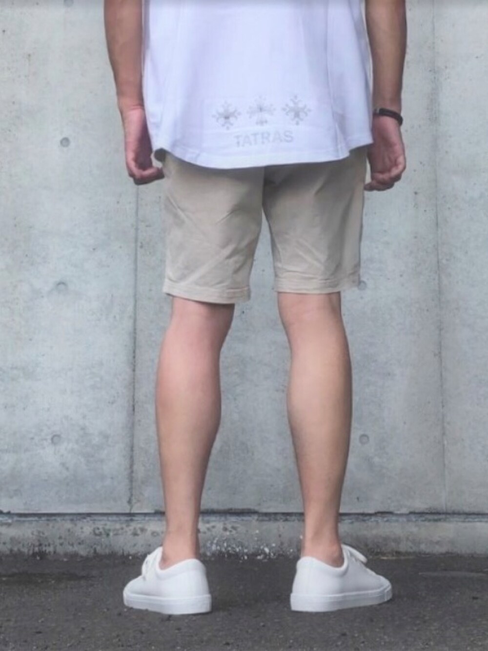 ホワイト系のTシャツ/カットソー、ベージュ系のその他パンツ、ホワイト系のスニーカーを着用したメンズの夏コーディネートの2枚目の写真