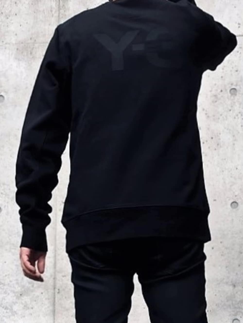 ブラック系のスウェット、ブラック系のデニムパンツ、ブラック系のスニーカーを着用したメンズの夏コーディネートの3枚目の写真