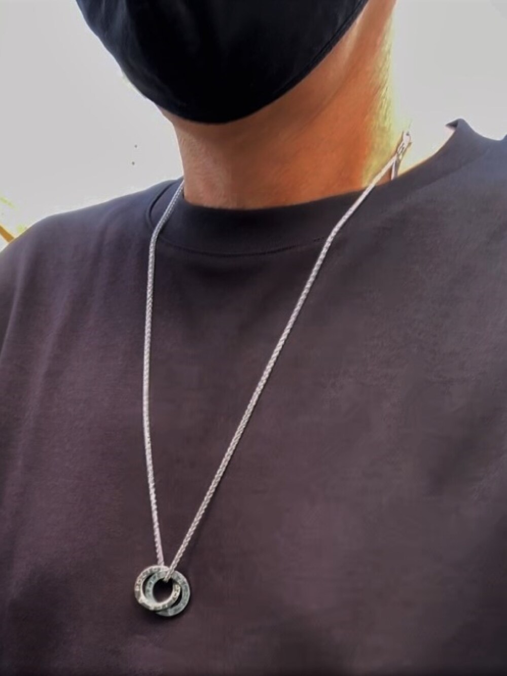 ブラック系のTシャツ/カットソー、ベージュ系のカーゴパンツ、ブラック系のブーツを着用したメンズの夏コーディネートの3枚目の写真