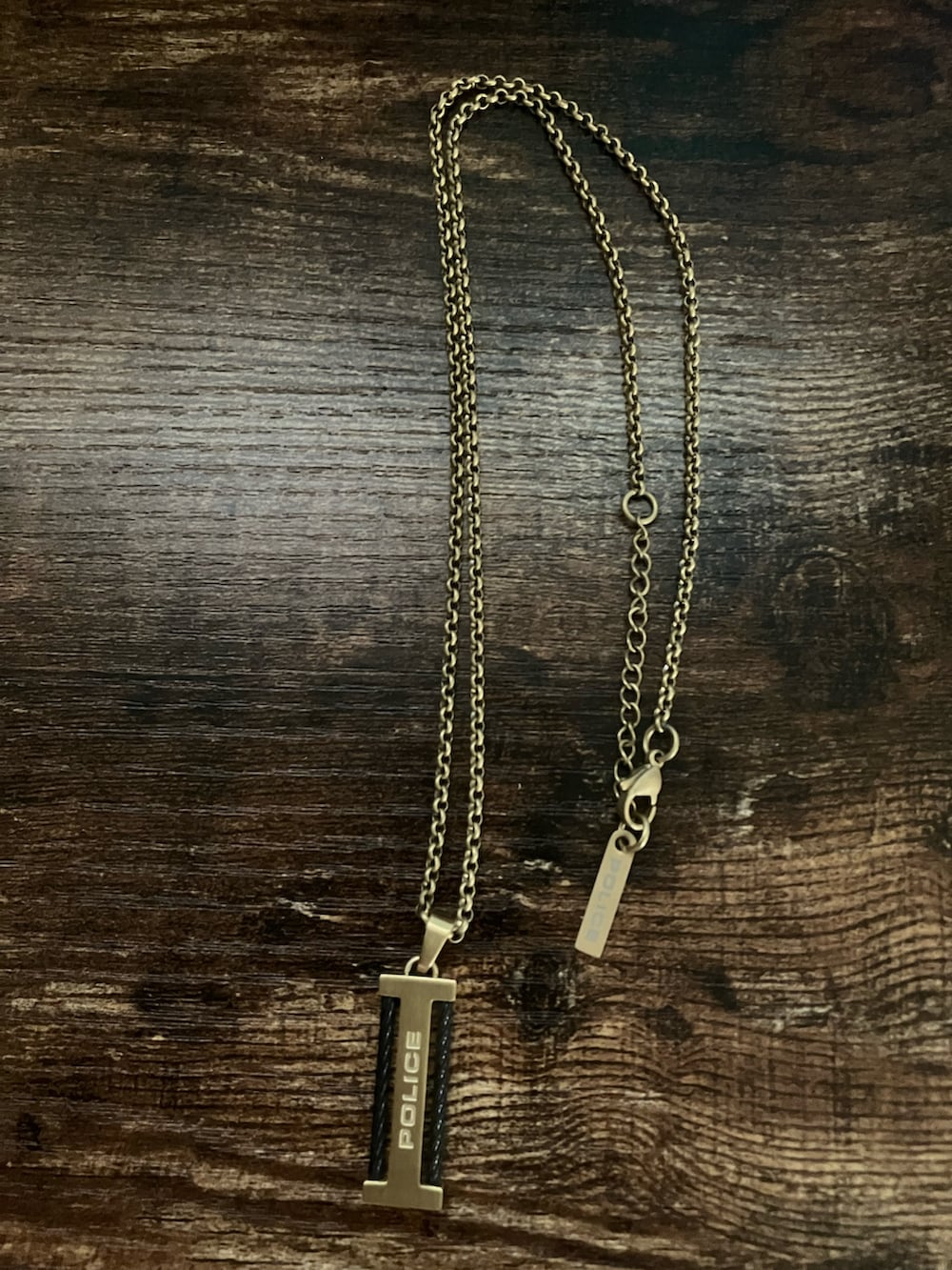 ホワイト系のシャツ/ブラウス、ホワイト系のTシャツ/カットソー、ブラック系のカーゴパンツを着用したメンズの夏コーディネートの3枚目の写真