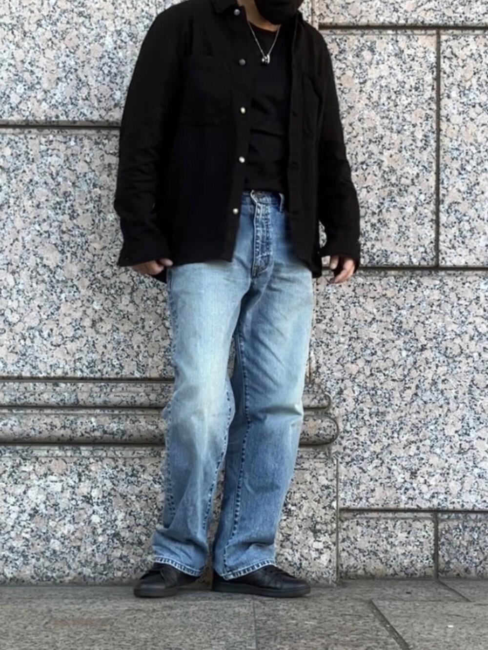 ブルー系のデニムパンツ、ブラック系のTシャツ/カットソー、ブラック系のシャツ/ブラウスを着用したメンズの秋コーディネートの2枚目の写真