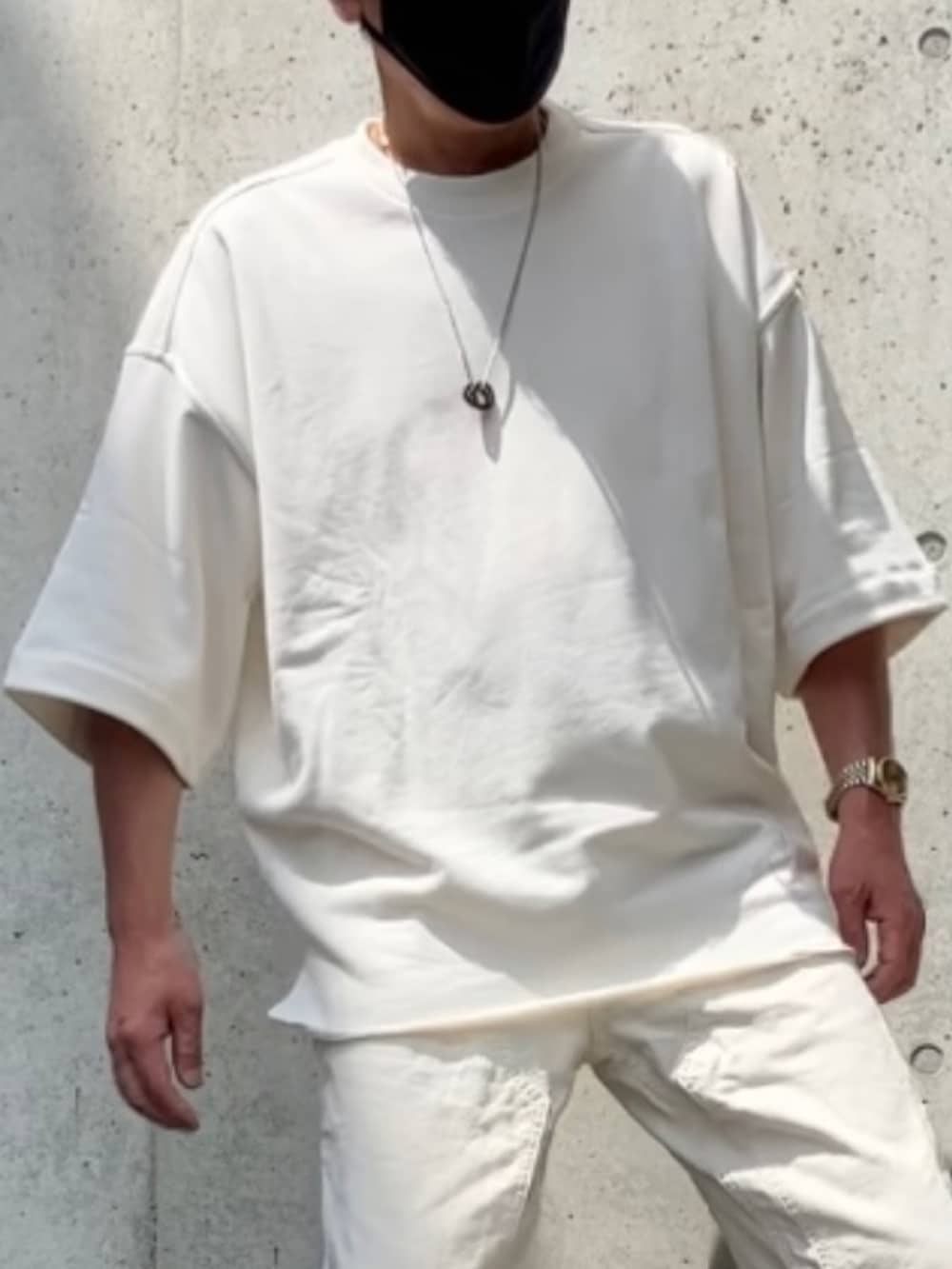 「PR、POLICE、THEPLATINUMSELECT、夏コーデ、大人カジュアル、JILSANDER、converse、UNIQLO、ROLEX、夏ファッション、休日コーデ、ワントーンコーデ、ホワイトコーデ、ポリス、アダルトおカワたん部」｜「POLICEの【POLICE】ポリス OTEMANU ネックレス（ネックレス、ブラック系）」を使った、イーサン・ハントさん（メンズ・181cm）の夏コーディネートの2枚目の写真
