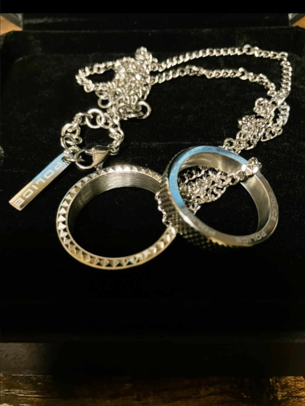 ブルー系のデニムパンツ、グリーン系のブルゾン、ブラック系のTシャツ/カットソーを着用したメンズの秋コーディネートの3枚目の写真