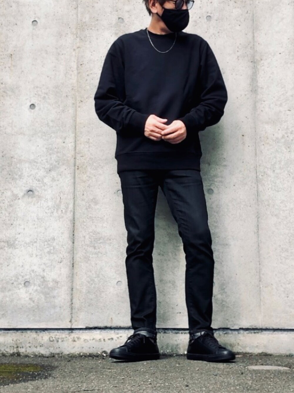 ブラック系のスウェット、ブラック系のデニムパンツ、ブラック系のスニーカーを着用したメンズの夏コーディネートの2枚目の写真