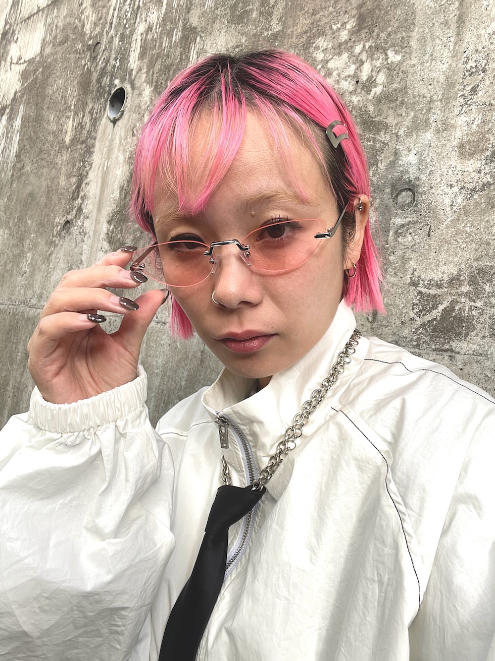 ホワイト系のナイロンジャケット、シルバー系のスカート、ブラック系のバレエシューズを着用したレディースの冬コーディネートの3枚目の写真