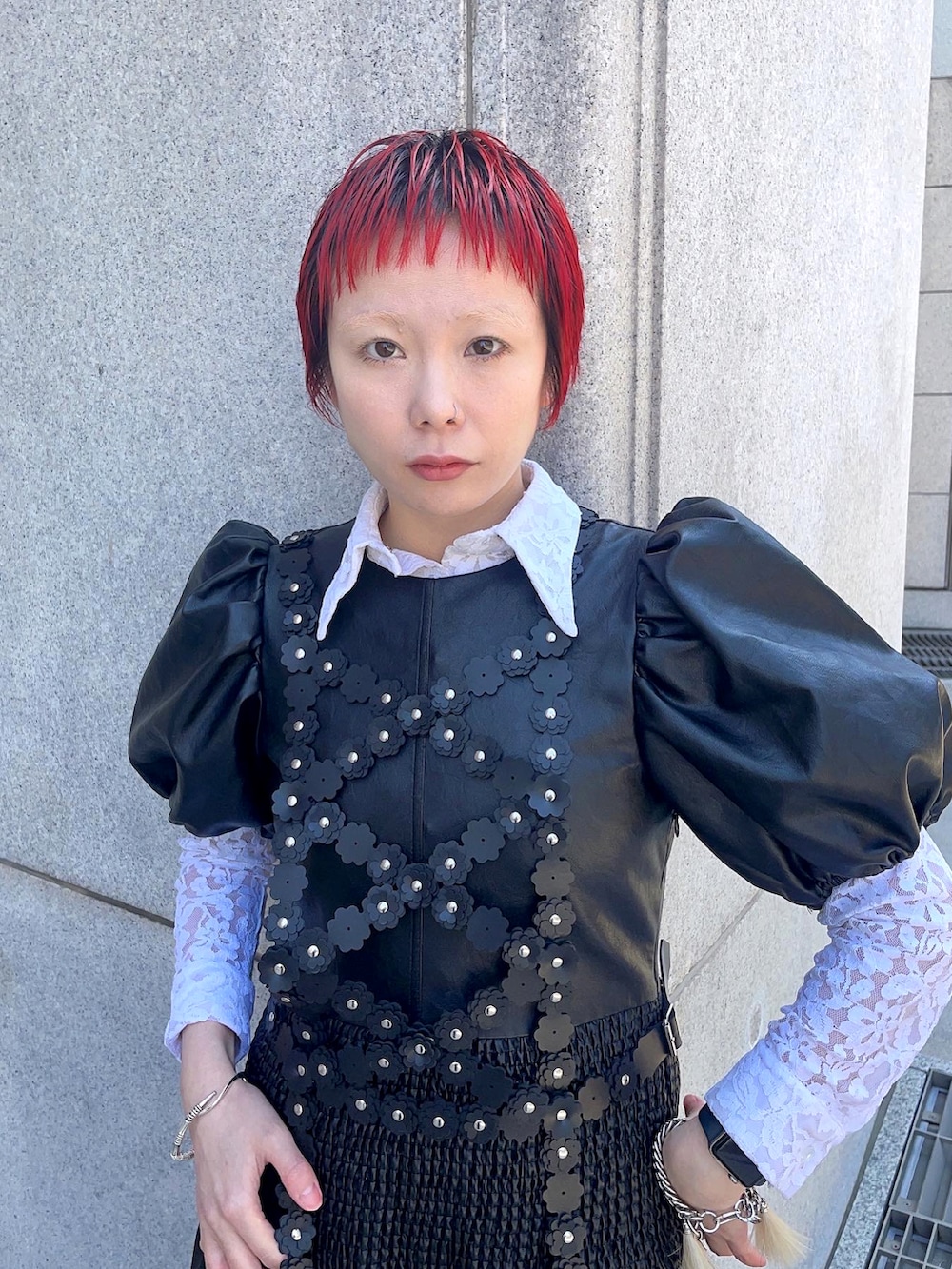 ブラック系のワンピース、ホワイト系のシャツ/ブラウス、ブラック系のブーツを着用したレディースの冬コーディネートの2枚目の写真