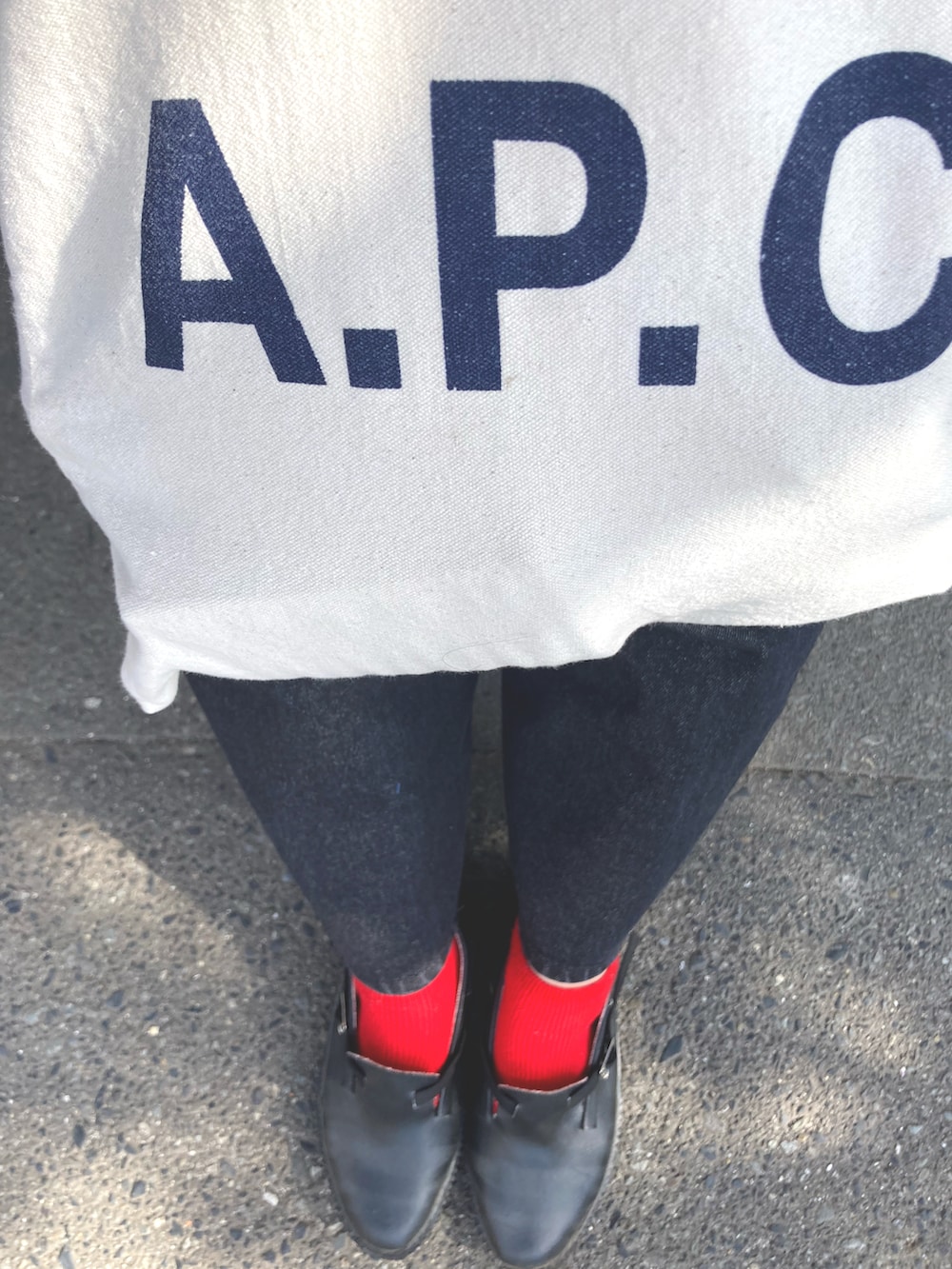 「カジュアルコーデ、大人女子、おでかけコーデ、デニム」｜「A.P.C.のアイテム（トートバッグ、ホワイト系）」を使った、asfy♡さん（レディース・160cm）の秋コーディネートの3枚目の写真