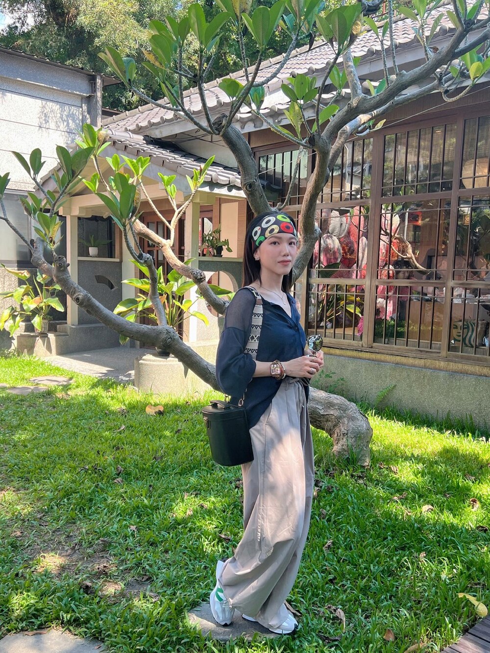 ブルー系のニット/セーター、ベージュ系のパンツ、その他のヘアバンドを着用したレディースの夏コーディネートの2枚目の写真