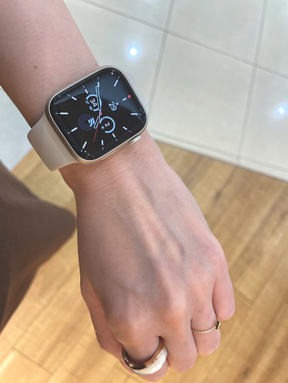 ホワイト系のハンドバッグ、ブラウン系のジャンパースカート、ベージュ系のサンダルを着用したレディースの夏コーディネートの2枚目の写真