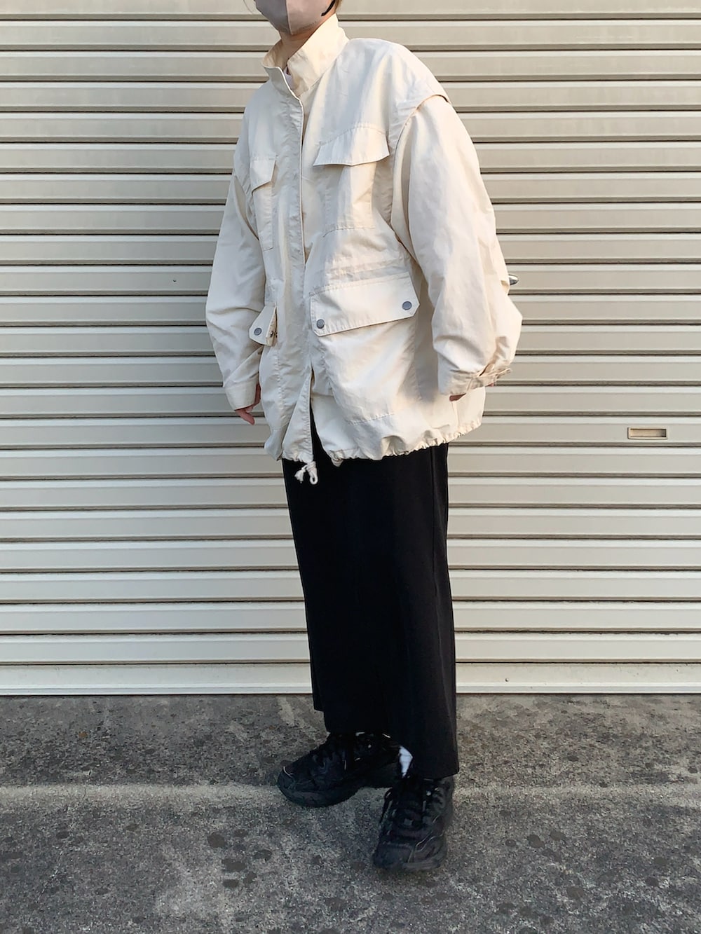 ブラック系のスニーカーを着用したレディースの冬コーディネートの3枚目の写真