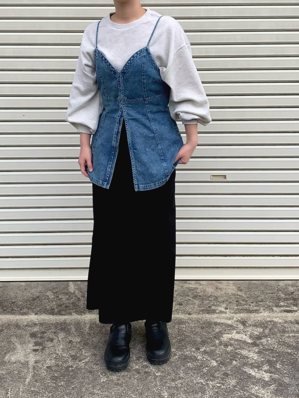 ホワイト系のTシャツ/カットソー、ブルー系のキャミソールを着用したレディースの冬コーディネートの2枚目の写真