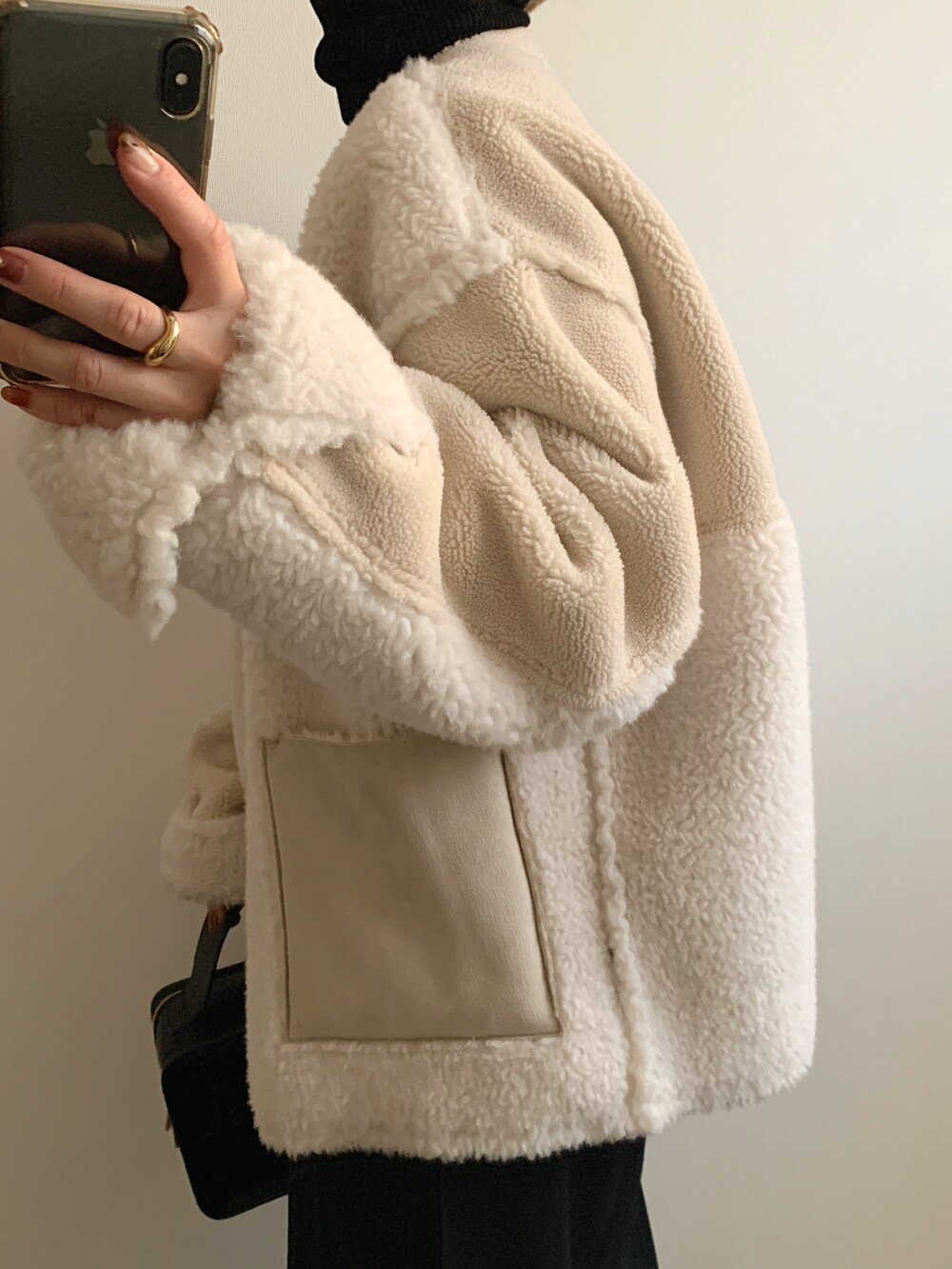 ホワイト系のその他アウターを着用したレディースの秋コーディネートの2枚目の写真